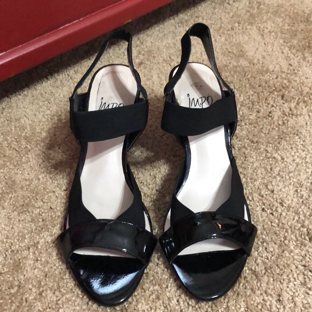 Stretch black patent leather sandals